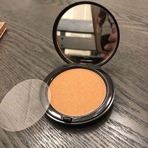 Illuminating bronzing powder